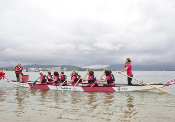 El barco dragón de la asociación Cantabria en Rosa, en la bahía de Santoña.