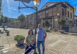 Cueto y Molleda, frente al Ayuntamiento de Cartes.
