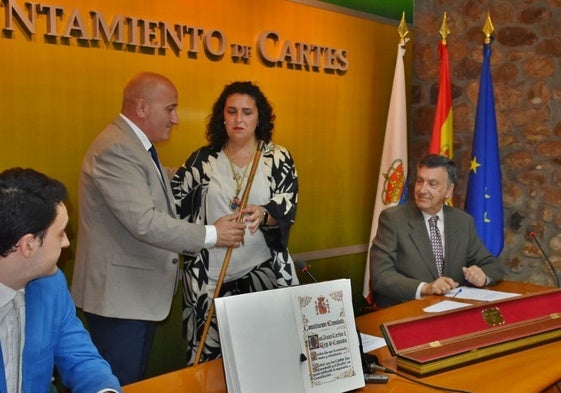Lorena Cueto recogió el bastón de mando de manos de Agustín Molleda.