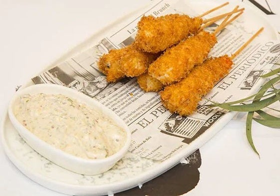 Brochetas de langostino acompañadas de su salsa tártara asiática.