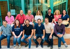 El Gremio de Editores se reunió el pasado verano para certificar el relevo de su directiva. Abajo: Carlos Alútz (Los cántabros), Eva Fernández (Cáprica), Gerardo Bezanilla (Beusual), David Perujo (Mora Mora), David Pérez (Fanes) y Javier Fernández Rubio (El Desvelo). Arriba: Ramón Villegas (Librucos), Jesús Herrán (Valnera), Esteban Ruiz (Contenidos), Rocío Herrera (Descubrir), Carlos Alcorta (Libros del Aire), Ángeles de la Gala (Valnera) y Georgina del Río (Mora Mora). DM