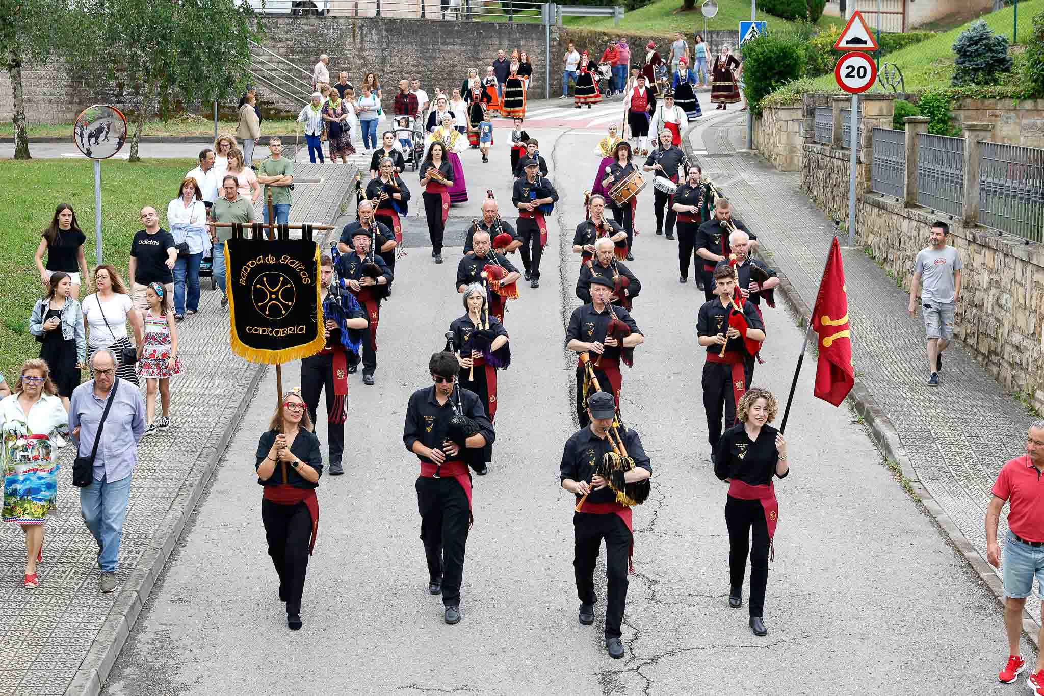 Banda de gaitas de Cantabria a su paso por el desfile.