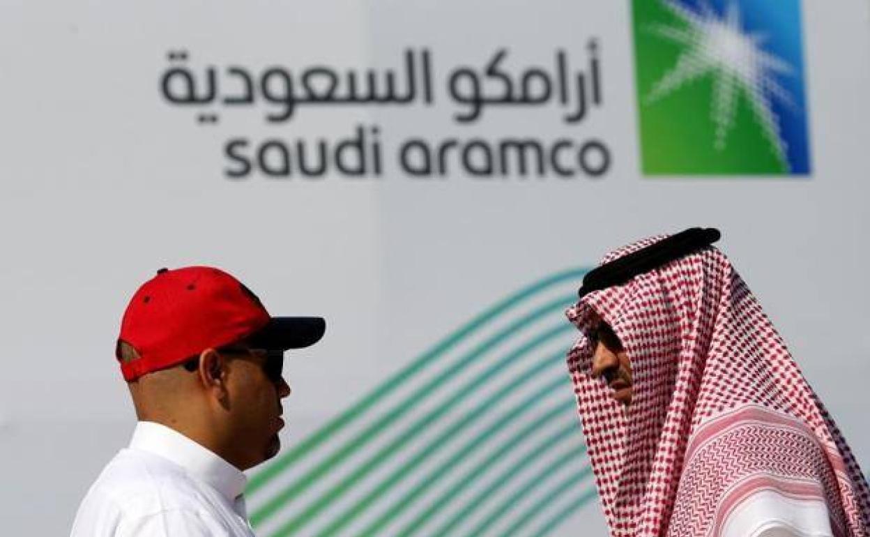 Un periodista conversa con un directivo en una conferencia de prensa de Aramco, en 2019. 
