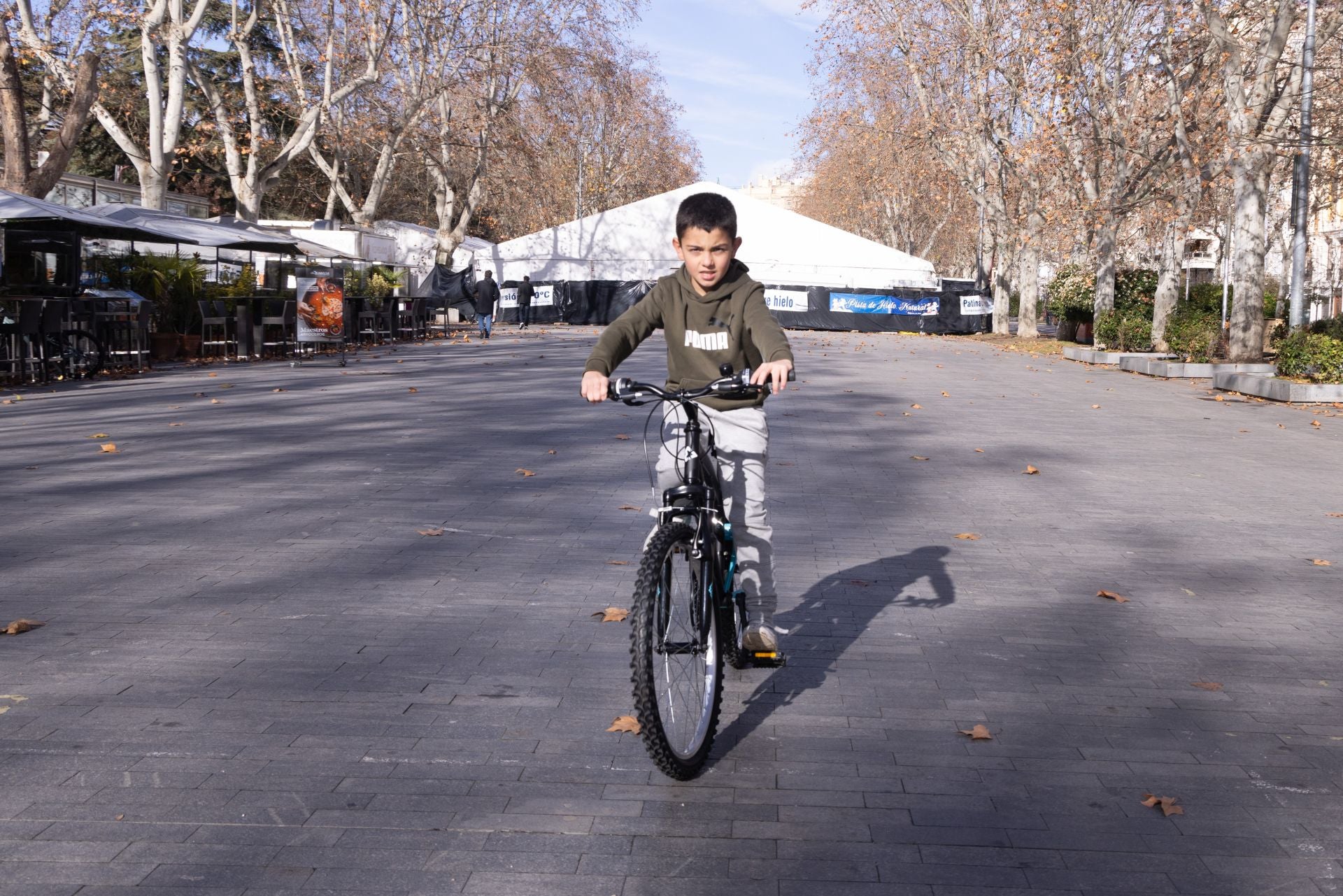Martín Reina, con su bici nueva.