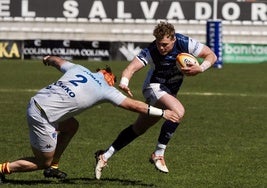 Un jugador del VRAC equiva el intento de derribo de un rival de la Santboiana.