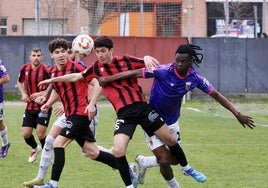 Balón dividido en el partido del Laguna ante Palencia.