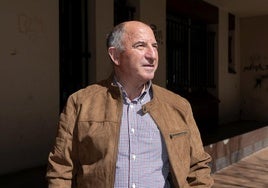 Javier Asensio, en las inmediaciones de la Asociación Párkinson Valladolid (Aparval).