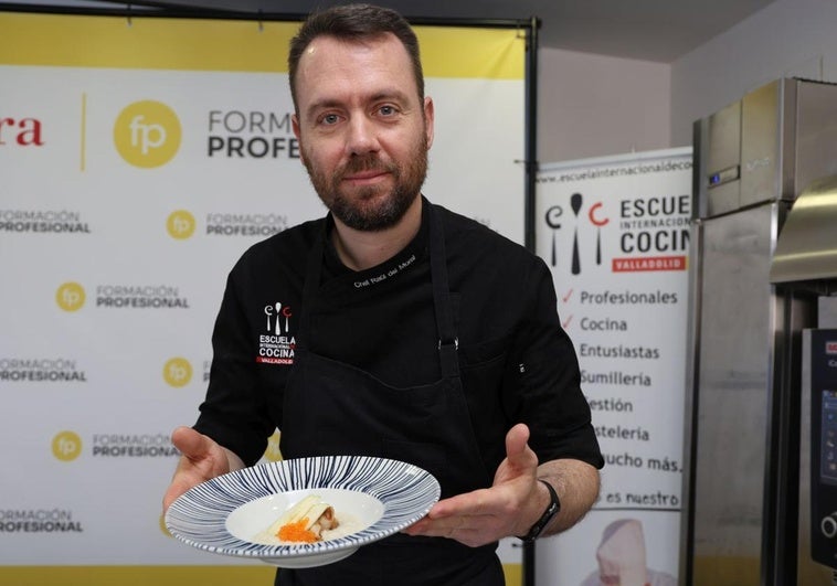 El chef de la Escuela Internacional de Cocina Raúl del Moral con el plato de Brandada de Bacalao