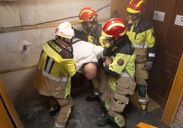 Cinco horas atrapado en un ascensor: «La tranquilidad se agotaba al fallar todas las opciones»