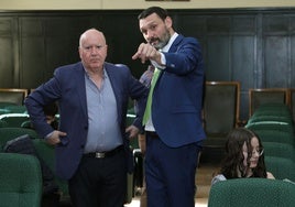 Juan Jesús Acosta, presidente de la Asociación Amigos de la Catedral, a la derecha, el mes pasado en un acto junto al presidente del Ateneo, Fernando Martín Adúriz.