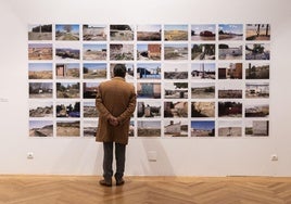 Un hombre observa varias fotografías en la exposición de la sala de La Pasión de Valladolid.