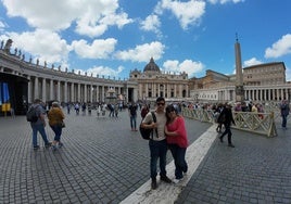 Emiliano Mattera y su madre Sonia Viviana Lange en la Plaza de San Pedro del Vaticano