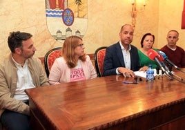Comparecencia de Samuel Alonso (centro), en mayo de 2023, para anunciar el archivo de la denuncia del PP de La Granja y Valsaín.