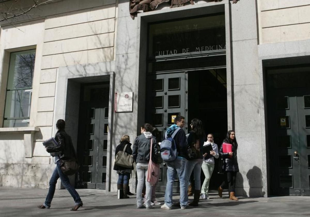 Varios alumnos en la puerta de la facultad de Medicina de la Universidad de Valladolid.
