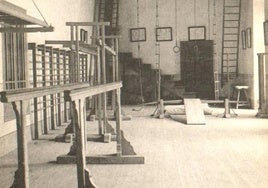 Espalderas, barras paralelas, mazas y anillas en el gimnasio de la Academia de Caballería, en una imagen de 1910.