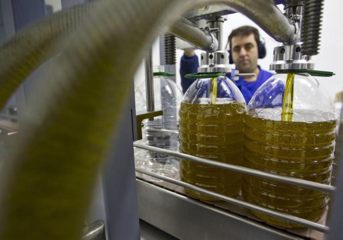 APAG pide a las almazaras bajar el precio del aceite de oliva envasado para beneficiar al consumidor