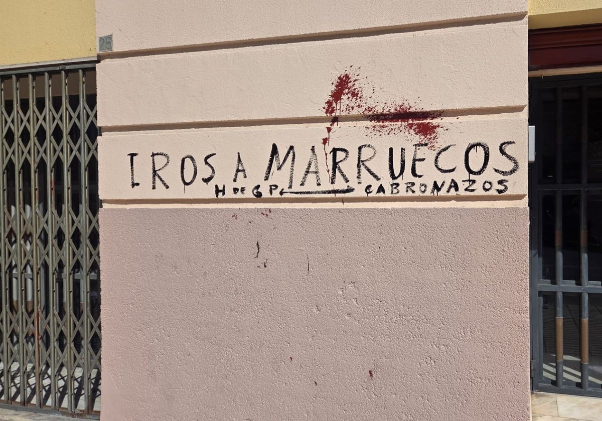 Vuelven las pintadas a la fachada del PSOE