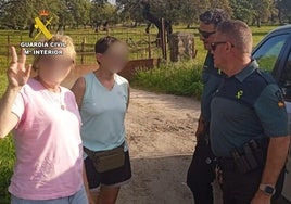 Dos de las peregrinas auxiliadas por la Guardia Civil junto a los agentes que las atendieron.
