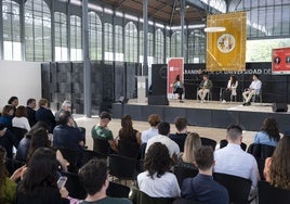 Jóvenes emprendedores explican ayer sus proyectos en el arranque del Tour del Talento en Badajoz.