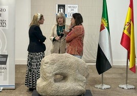 La directora del Museo de Cáceres, Raquel Preciados, la consejera de Cultura, Victoria Bazaga, y la directora general de Patrimoniode la Junta, Adela Rueda, junto a la pieza.