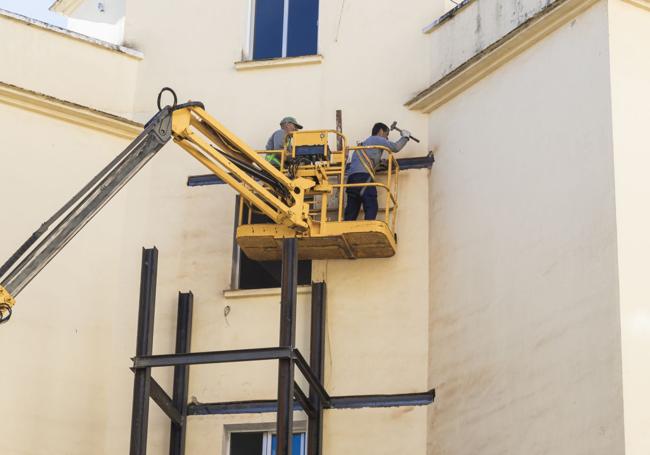 En este inmueble de mediados del siglo pasado próximo a la avenida de Pardaleras se instala una estructura que servirá para alojar el elevador.
