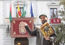 Isaac Sánchez, en la Plaza del Carmen, como Pepe Isbert en 'Bienvenido Mr. Marshall' pero con un ejemplar de 'Buena gente'.