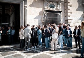 Los amigos y familiares de la víctima, a las puertas de la Audiencia Provincial.