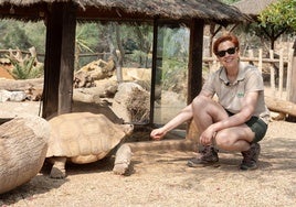 Melody, trabajadora de Oasys, posa con la tortuga terrestre que fue rescatada de una gasolinera de El Ejido.