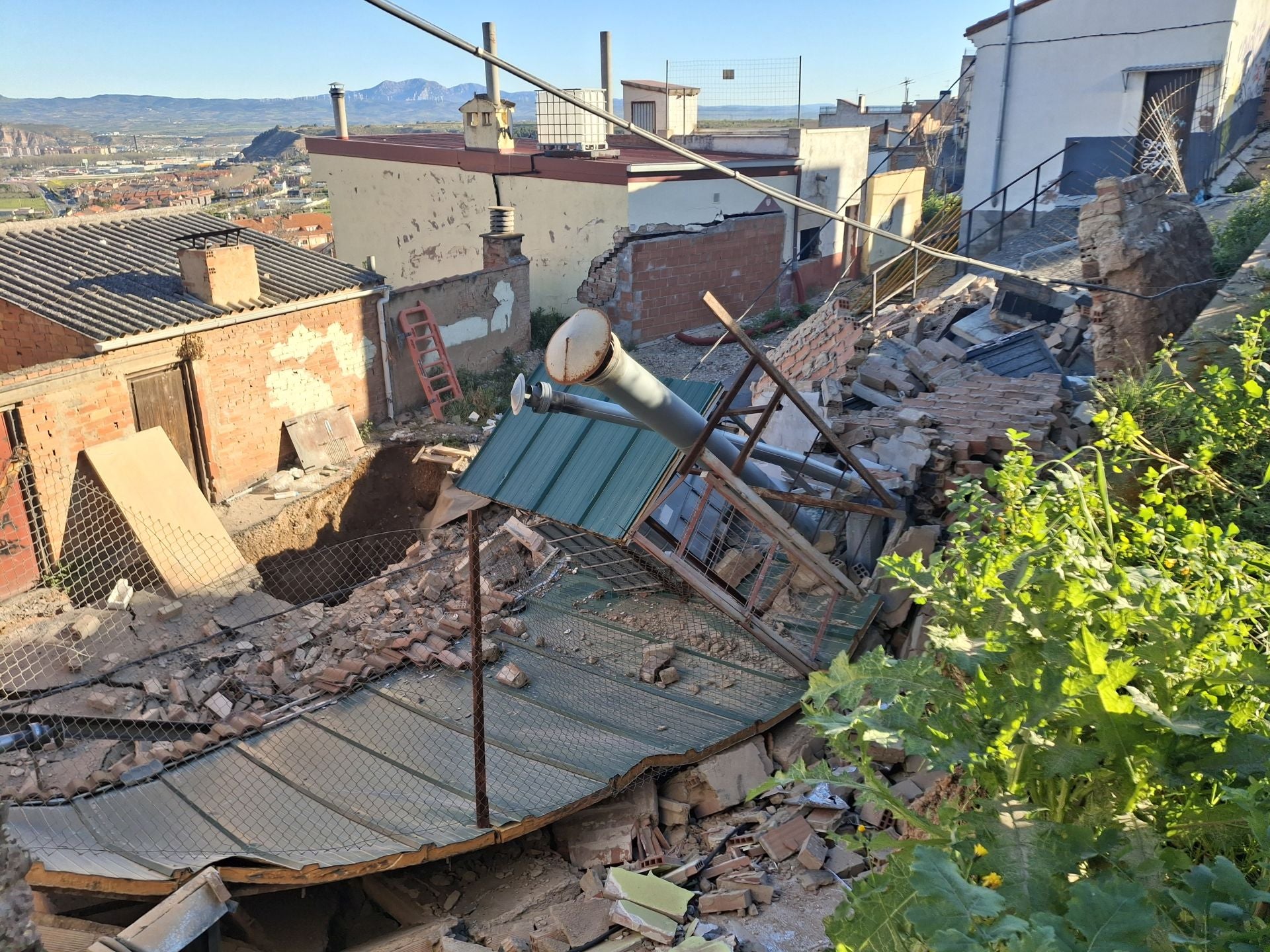 Las dos bodegas hundidas en Villamediana.