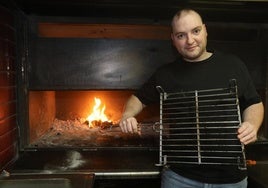 Rubén Jiménez, junto a las brasas donde prepara las chuletillas, una de las especialidades del local.