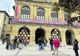 Turistas se fotografían frente a las barricas de las bodegas jarreras.