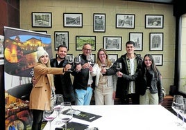 Visitantes llegados desde el sur de Brasil brindan en Bodegas Muga después de una visita.
