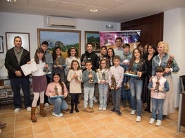 Los ganadores del concurso mostraban sus trofeos.