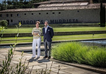 María Vargas y Vicente Cebrián-Sagarriga, en los exteriores de la bodega, con el Castillo de Igay al fondo.
