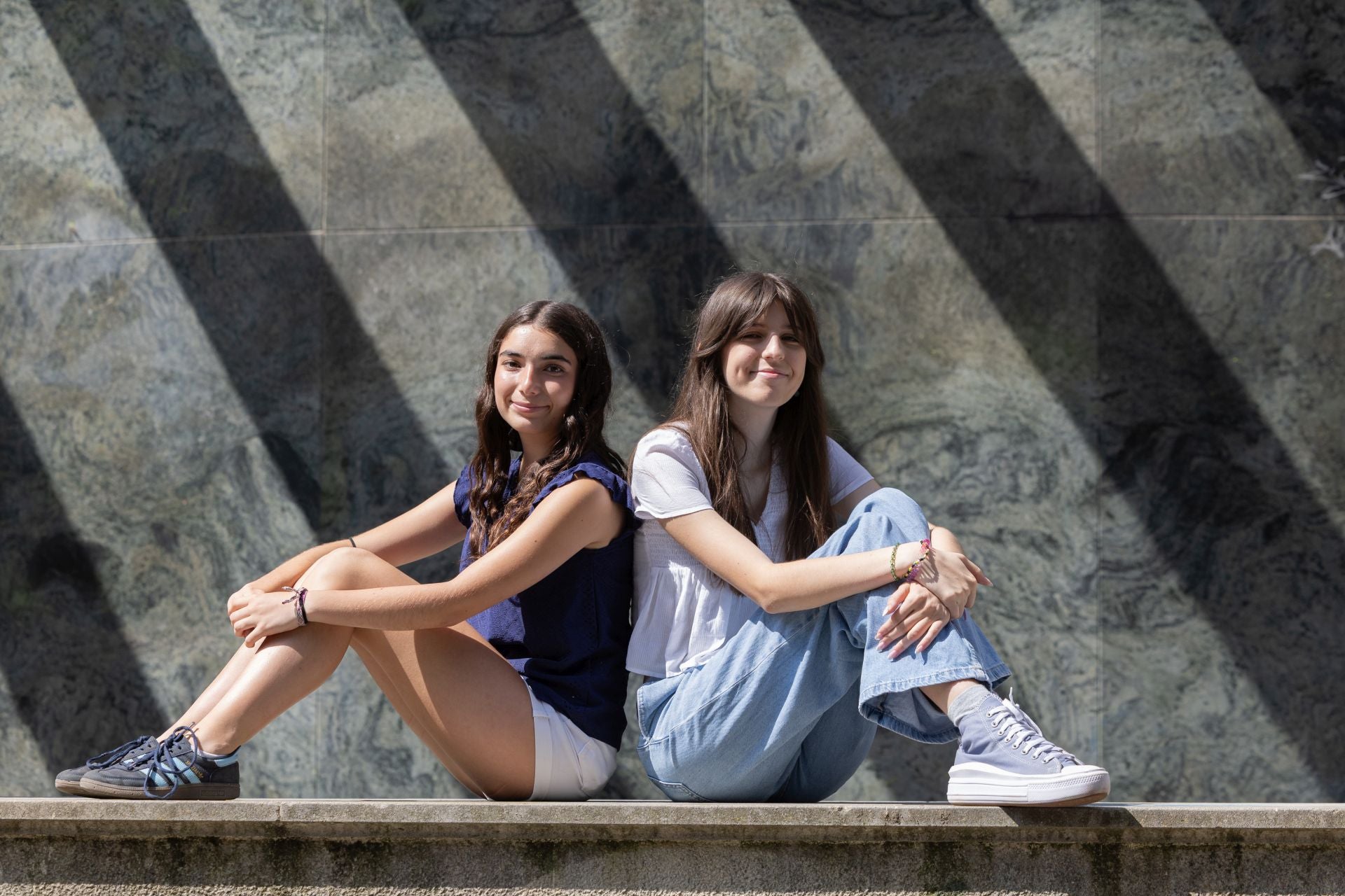 Irene Izquierdo e Isaura Aisa, en El Espolón. Ambas estudiarán primero de Bachillerato en Estados Unidos
