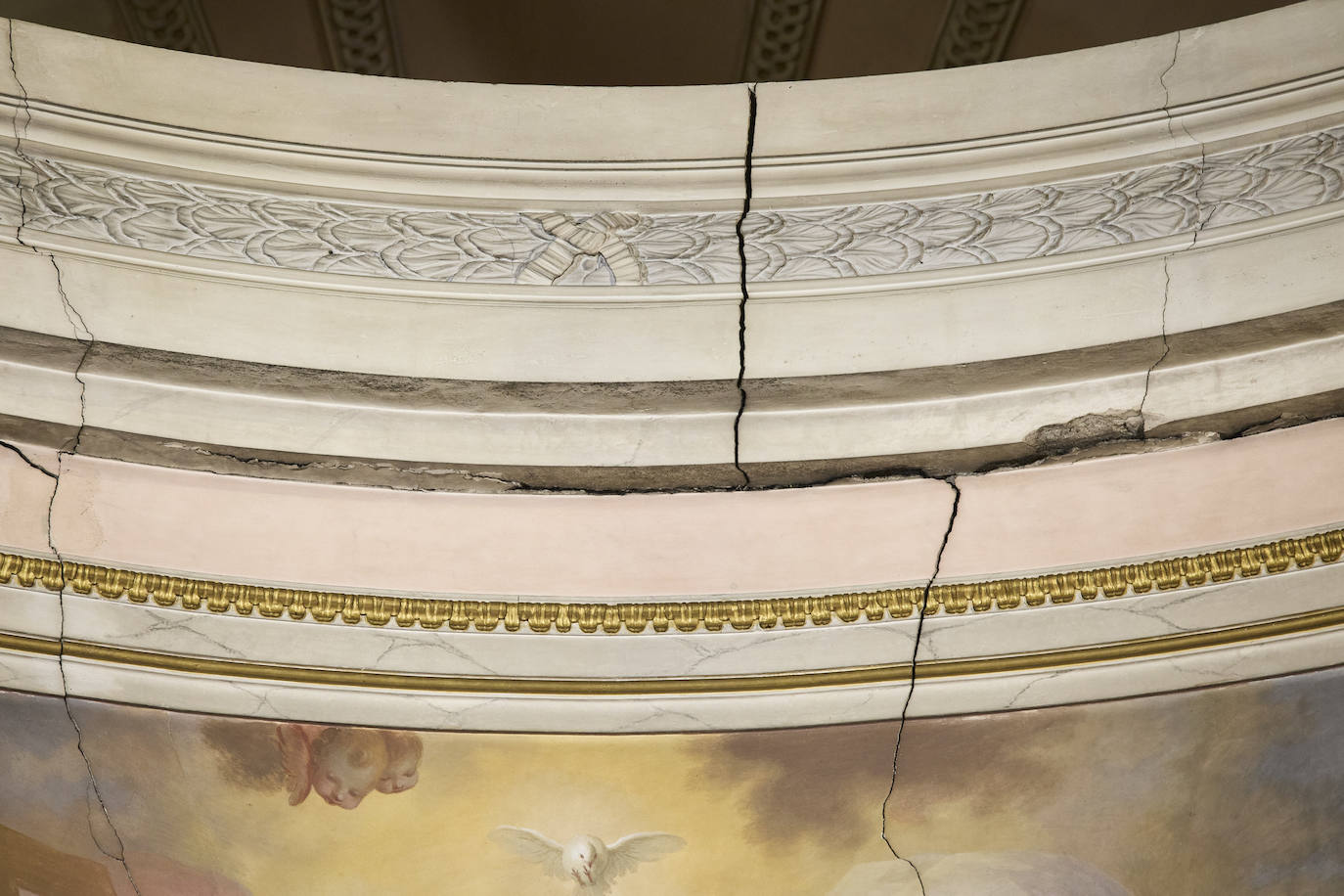 Grietas, humedades y desconchados amenazan la iglesia del Temple de Valencia