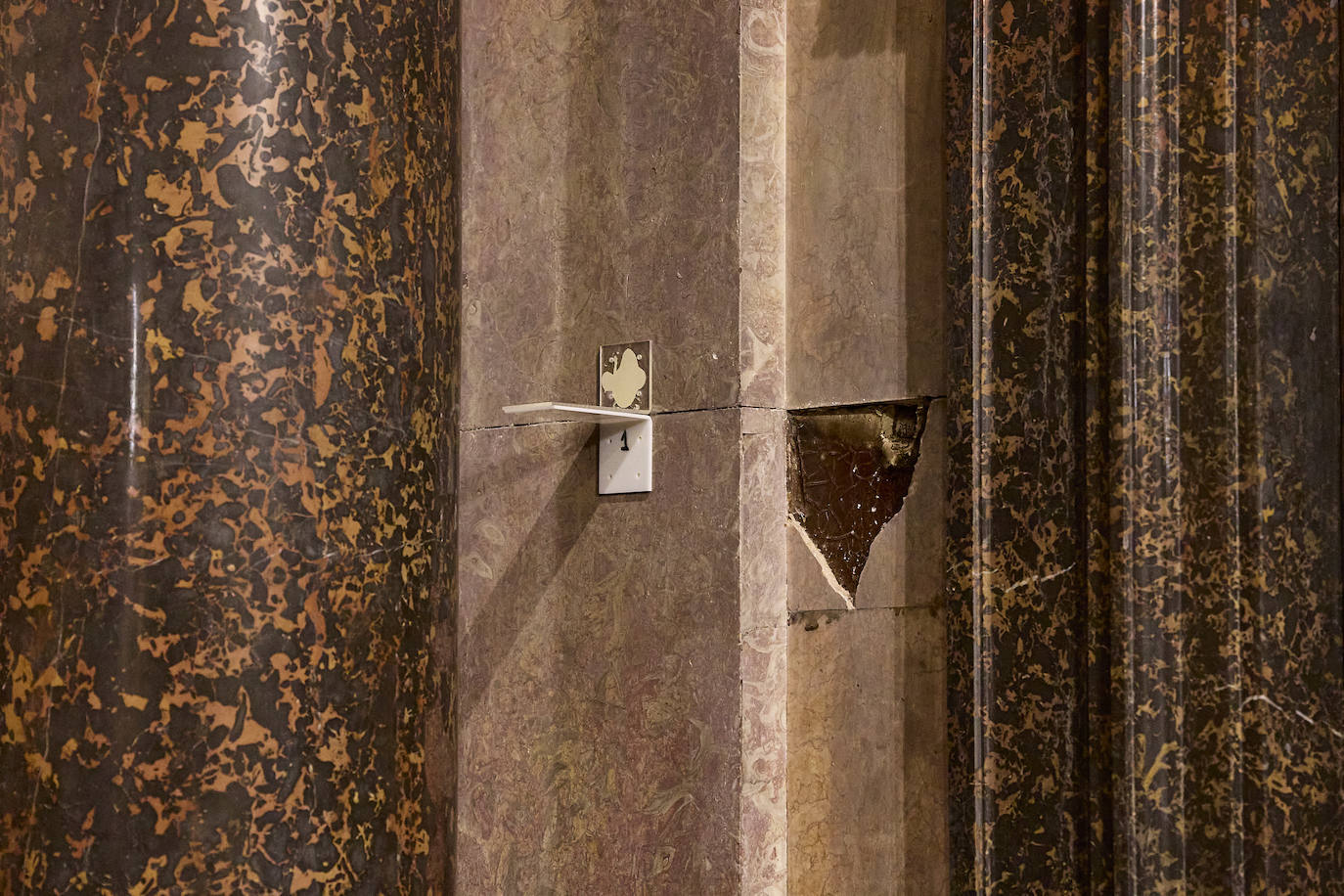 Grietas, humedades y desconchados amenazan la iglesia del Temple de Valencia