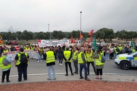 Cientos de trabajadores en huelga protestan frente a las puertas de PortAventura World