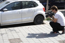 Un cámara graba restos de sangre en el escenario del crimen en Nazaret.