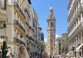 Berta Peiró y Lucía García (FMV 2025), en la ofrenda de San Vicente Ferrer.