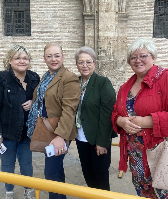 Imagen secundaria 2 - Rafa Ferraro, ante la Virgen; familia Bono-Grau y familia Moreno.