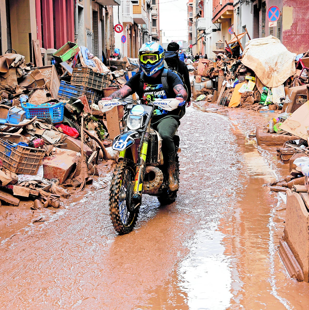 Un hombre recorre una Catarroja destrozada por la dana, tras la barrancada.