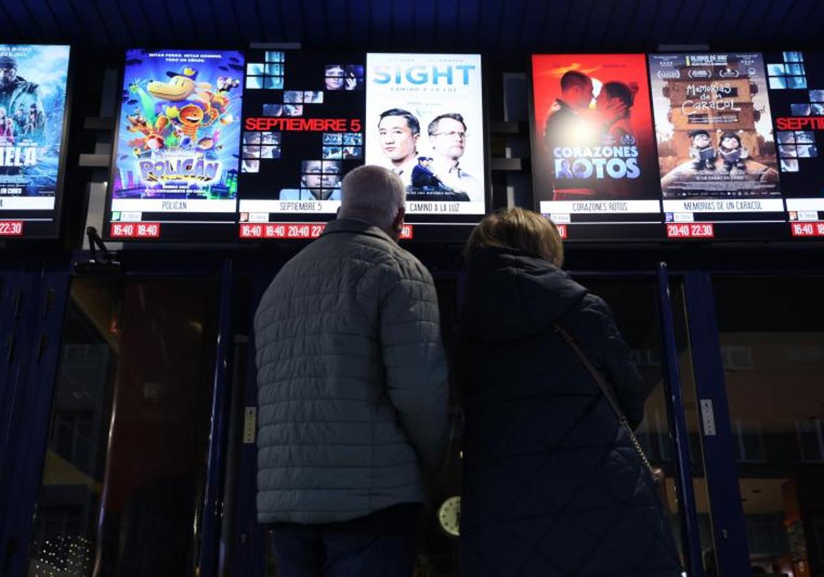 Espectadores ante un cine, en una imagen de archivo.