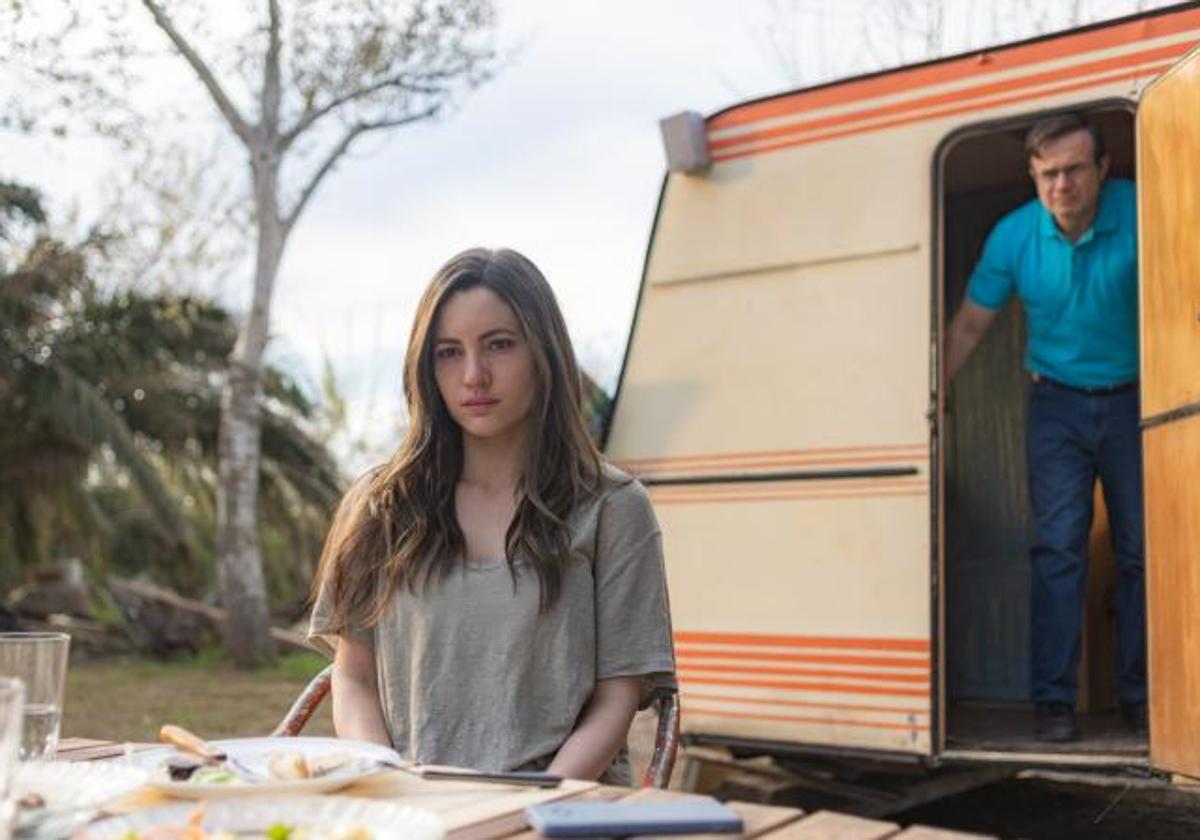 Ivana Baquero as Maje, Tristán Ulloa as Salva en La Viuda negra, la ficción de Netflix sobre el crimen de Patraix.
