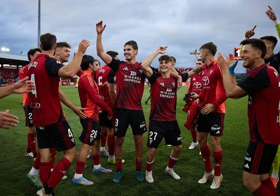 Alberto Reina celebra el gol conseguido durante la ida de la final del playoff de ascenso a Primera División.