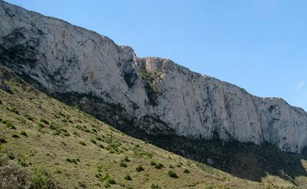 El inconfundible frontón calizo de Peñas Blancas.