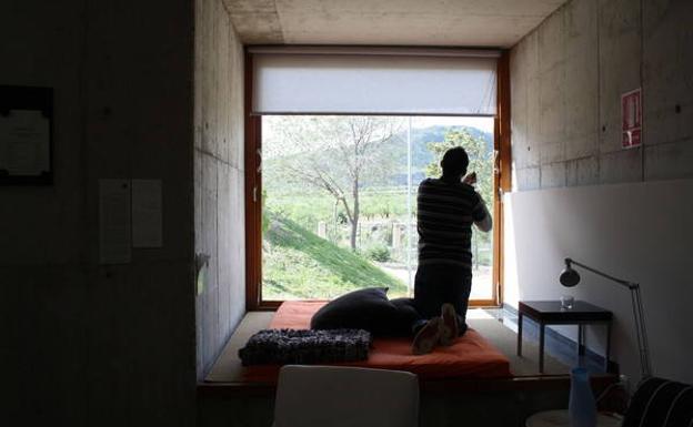 El gran ventanal de la sala de estar, con vistas al Castellar.
