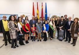 Candidatas a Abanderadas y autoridades, este jueves en el Ayuntamiento de Murcia.
