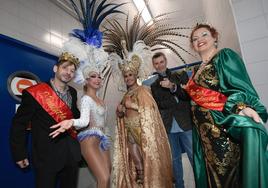 Los representantes del Carnaval de Cabezo de Torres, anoche, con el pregonero.