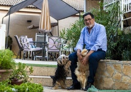El doctor Ricardo Robles, con sus dos perros.
